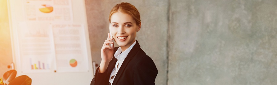 Businessfrau mit wichtigem Telefongespräch zur D&O