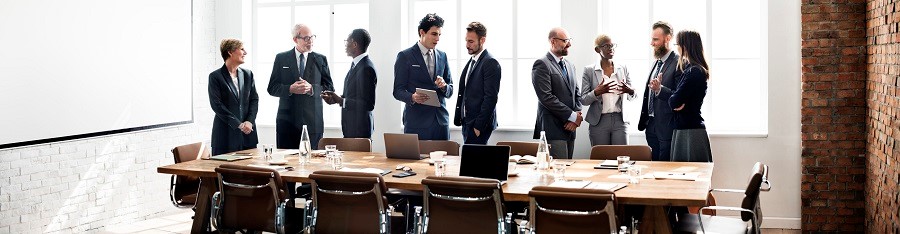 Businessgruppe von mitversicherten Personen in der Diskussion