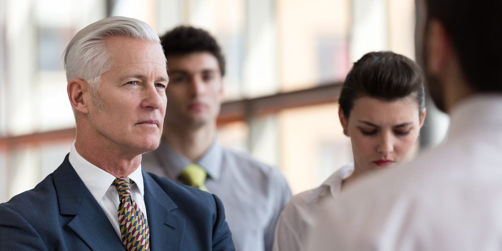 Businessman mit kritischem Blick